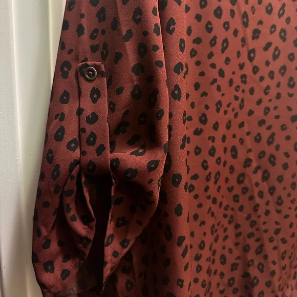 Lush Warren split neck leopard blouse - red and black - Picture 7 of 8